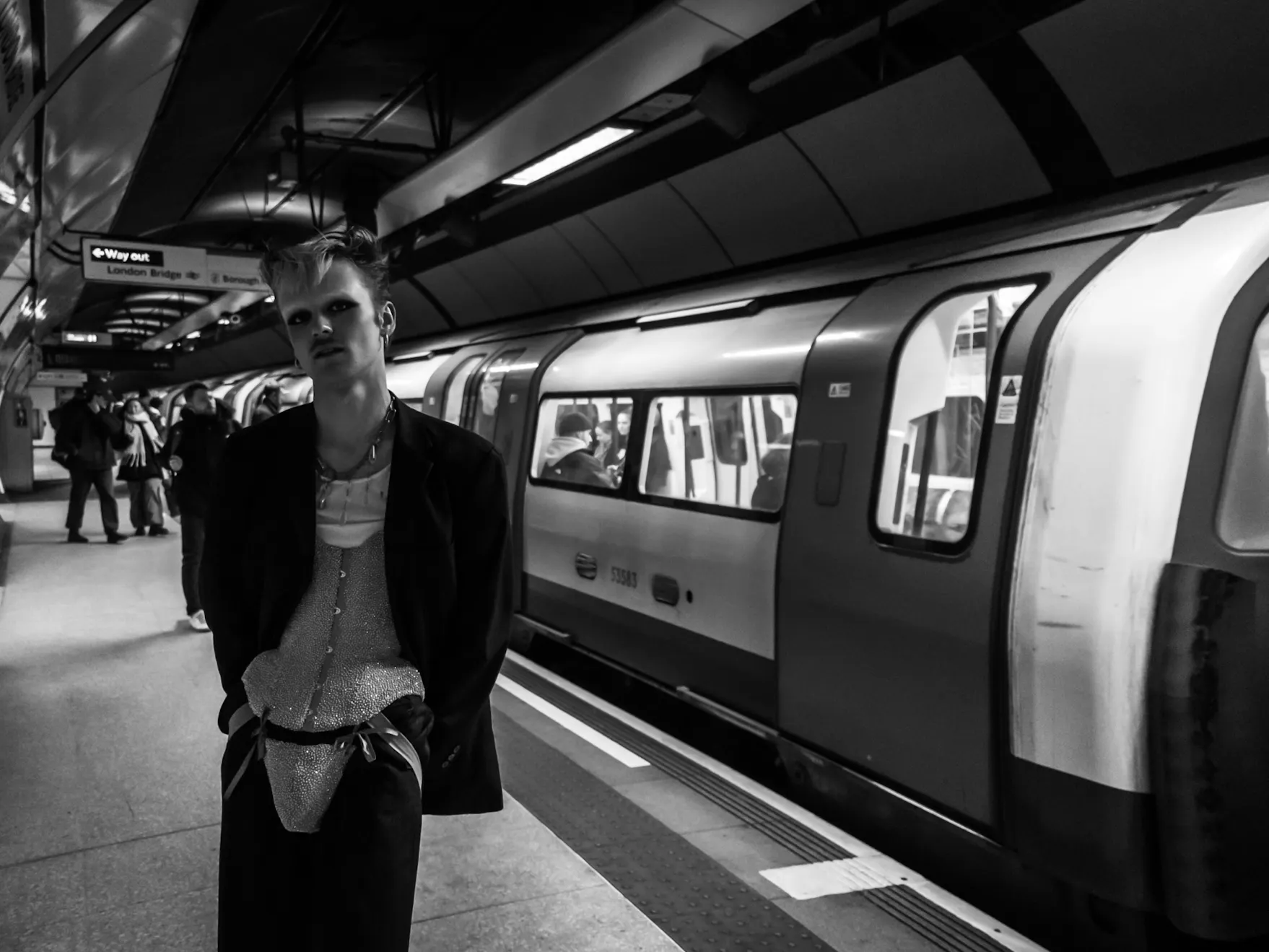 Mlad moški na postaji podzemne železnice.